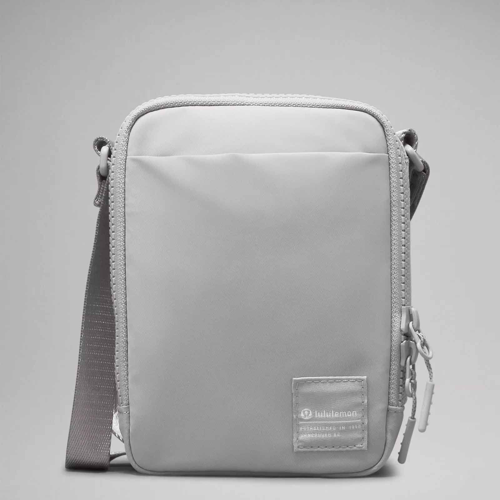 Lululemon Easy Access Crossbody Bag 1.5 L in silver