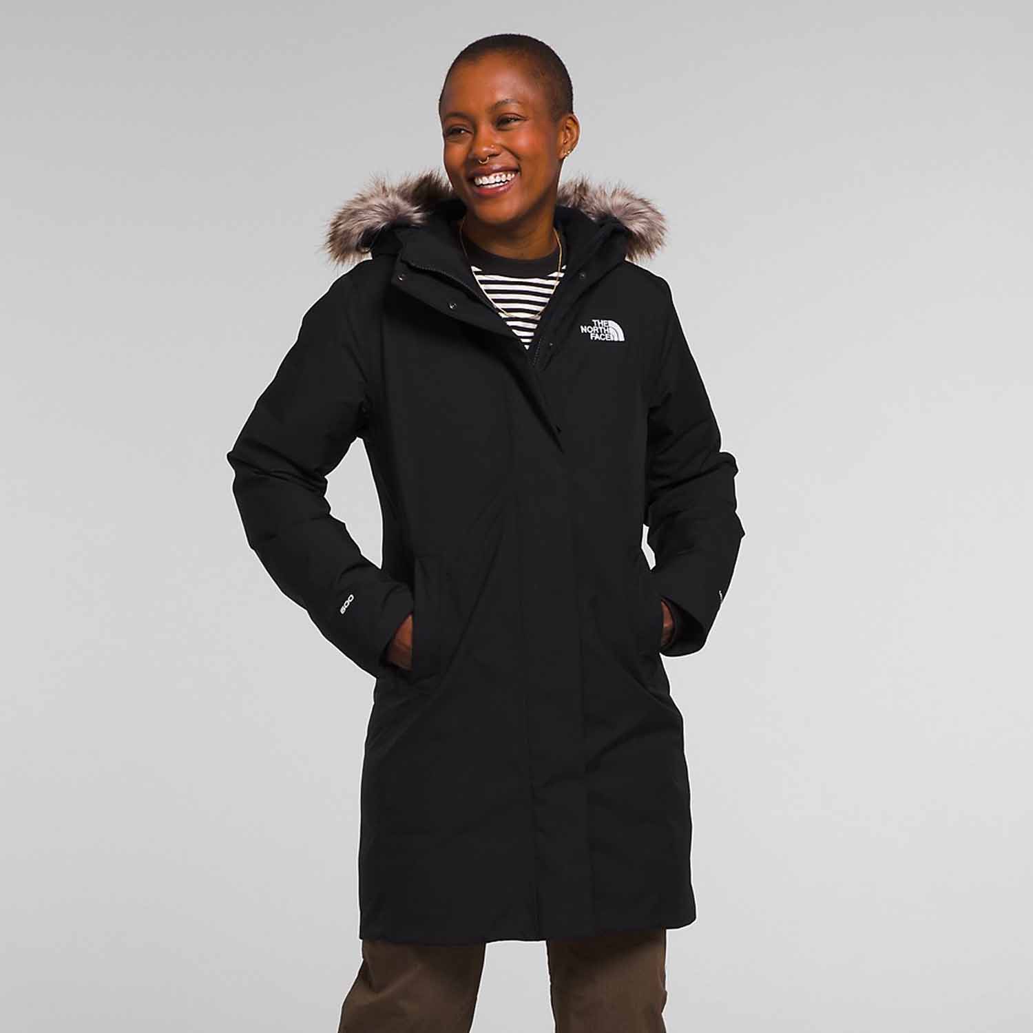 model wearing the north face parka in black