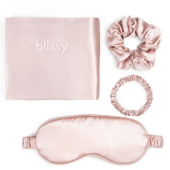 Blissy Dream 4-Piece Mulberry Set with pillowcase, eye mask, hair tie, hair scrunchie in pale pink 